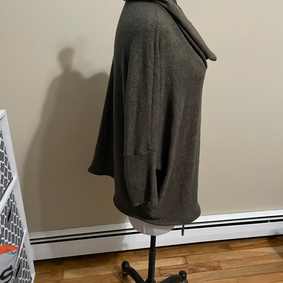 Super soft Cowl is Neck 3/4 Sleeve Bat Wing Sweater - EUC - Picture 3 of 5